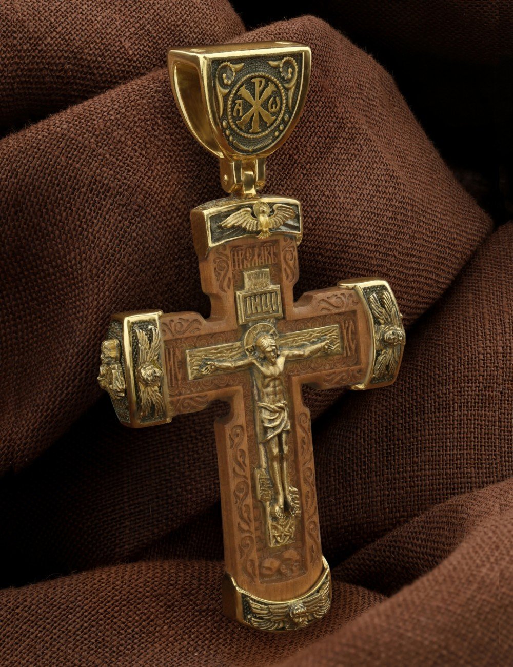 Крест из лимонного золота c деревом груши