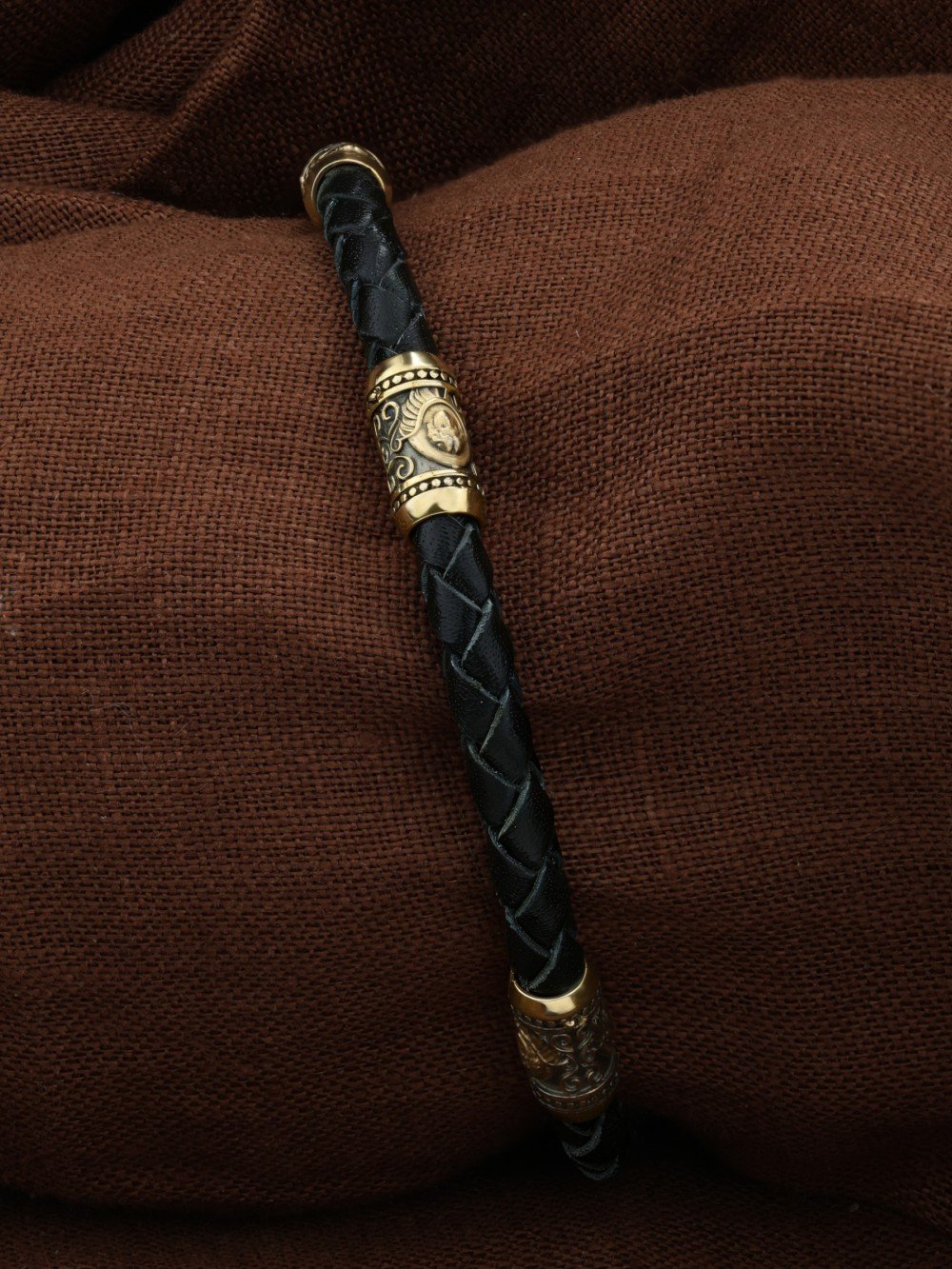 Браслет из лимонного золота c кожаным шнурком