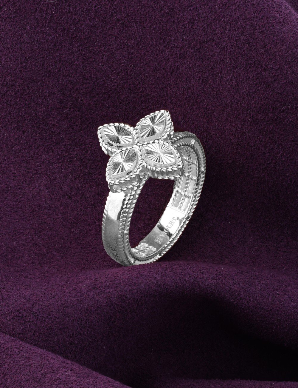 Кольцо из белого золота