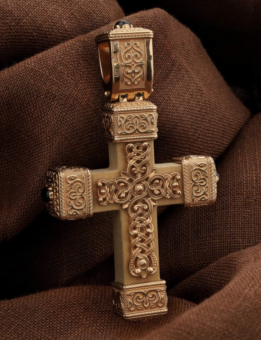 Крест из золота c эмалью, ониксом и деревом груши