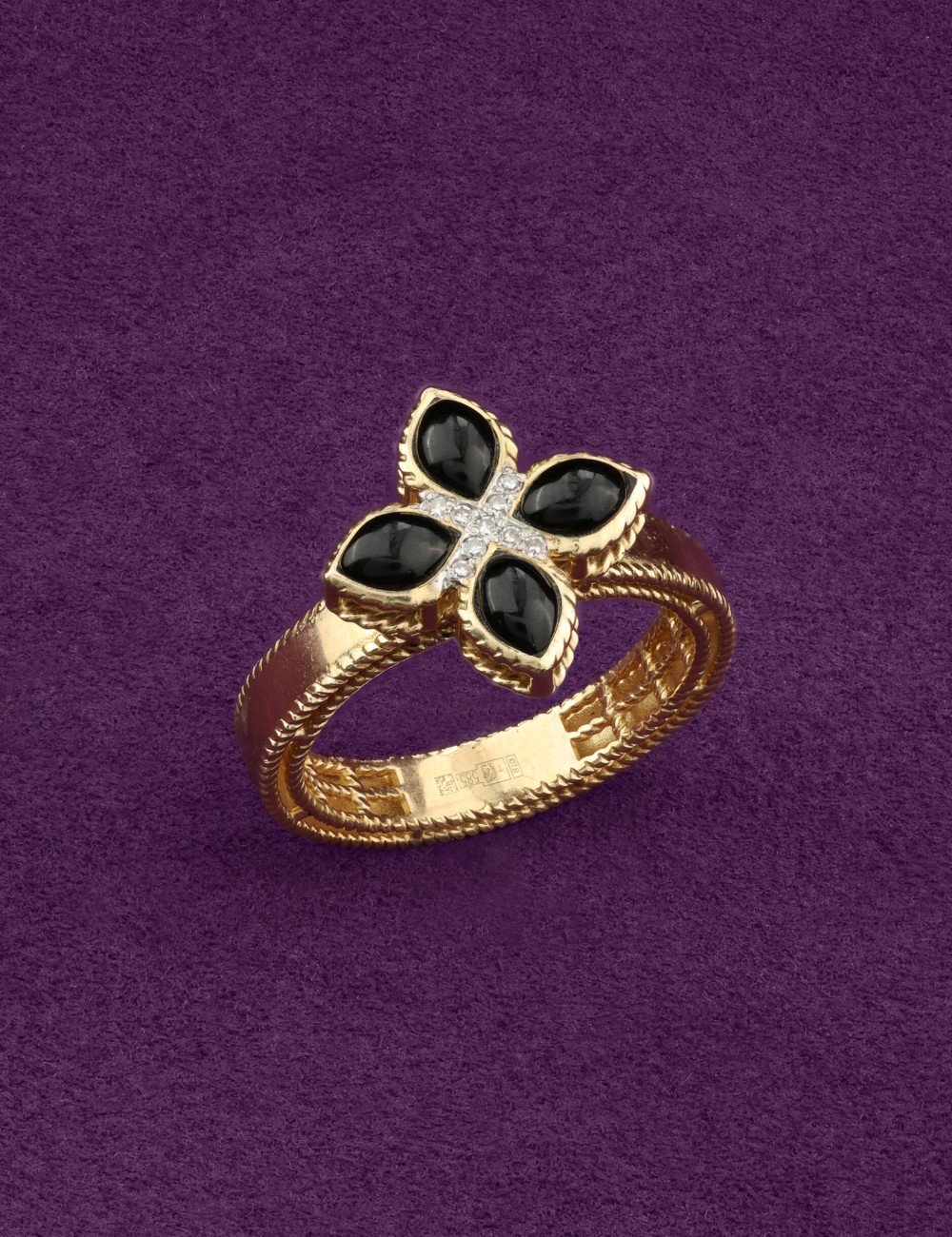Кольцо из золота c бриллиантами и ониксом