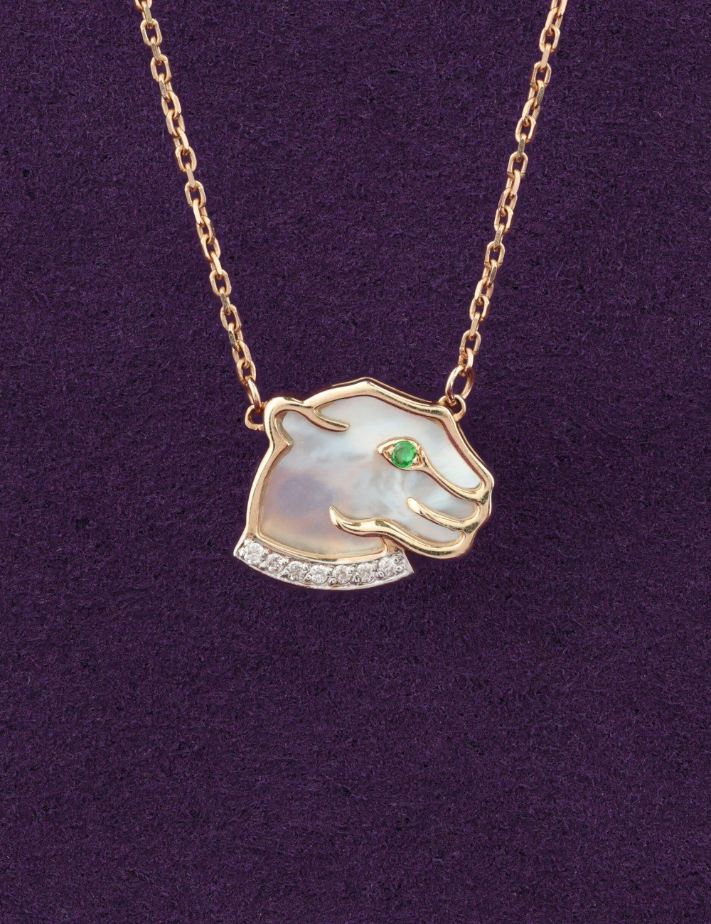 Колье из золота c бриллиантами, изумрудом и перламутром