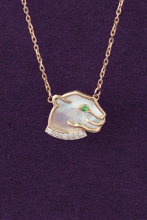 Колье из золота c бриллиантами, изумрудом и перламутром