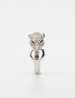 Кольцо из белого золота c бриллиантами и изумрудом