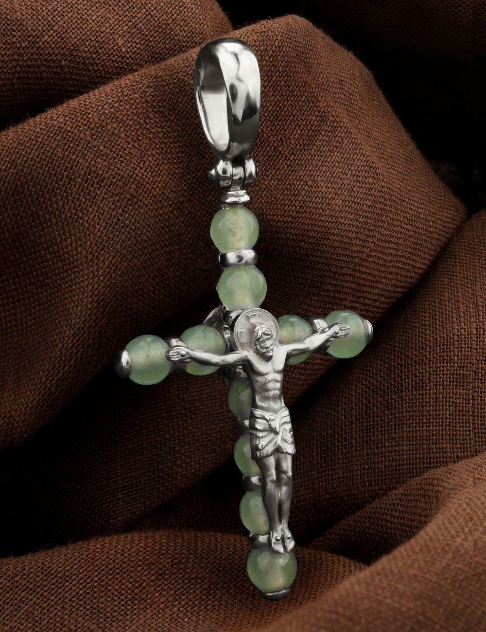 Крест из белого золота c нефритом