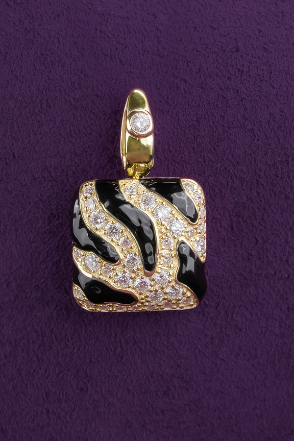 Подвеска из лимонного золота 585 пробы c эмалью и бриллиантами