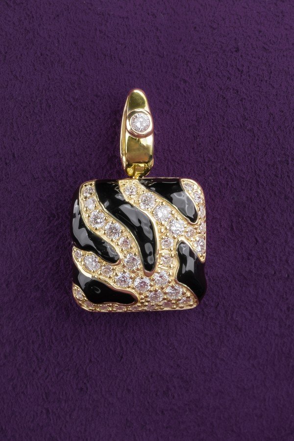 Подвеска из лимонного золота c эмалью и бриллиантами