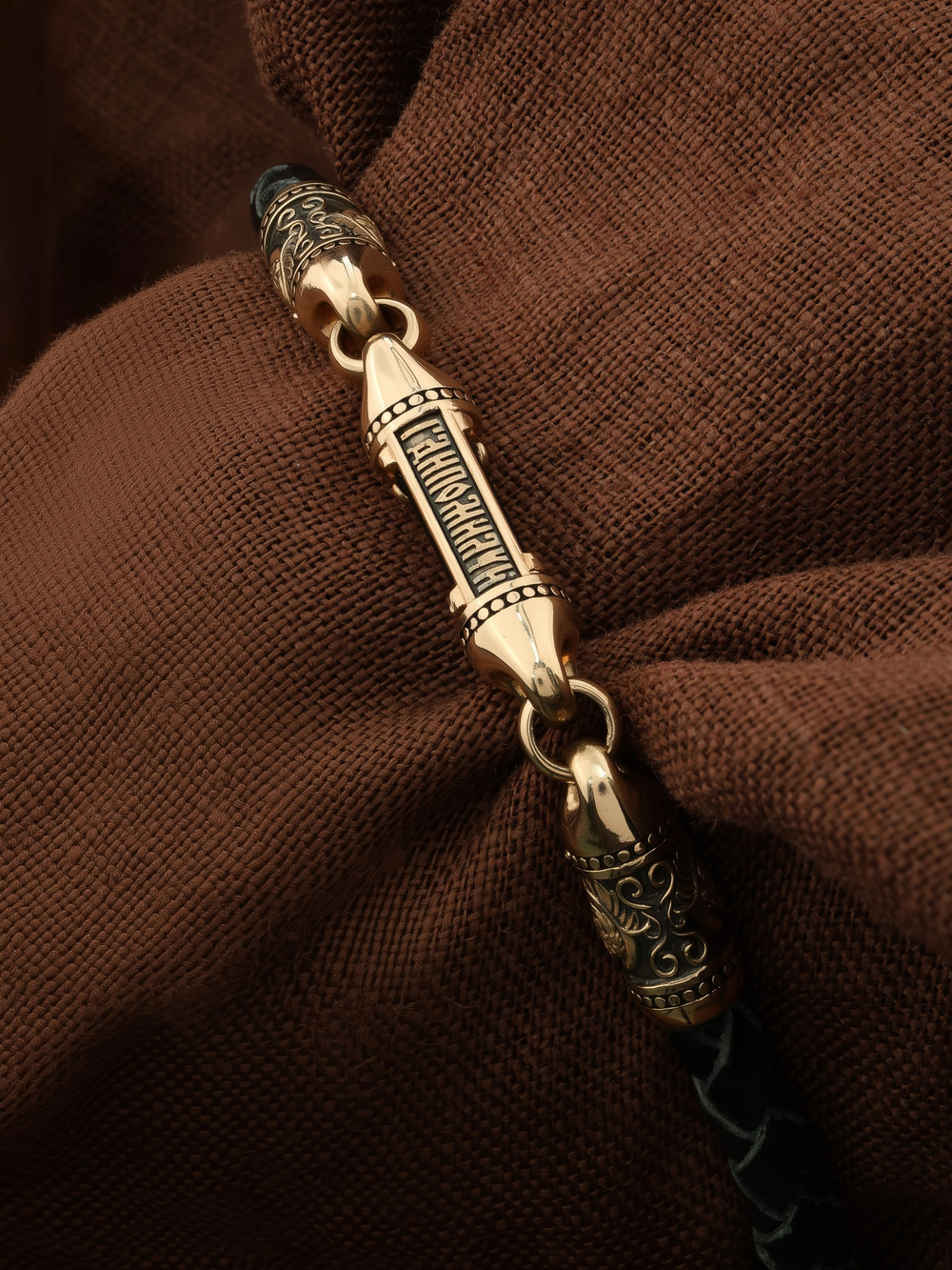 Браслет-шнурок из красного золота 585 пробы c кожаным шнурком и ониксом