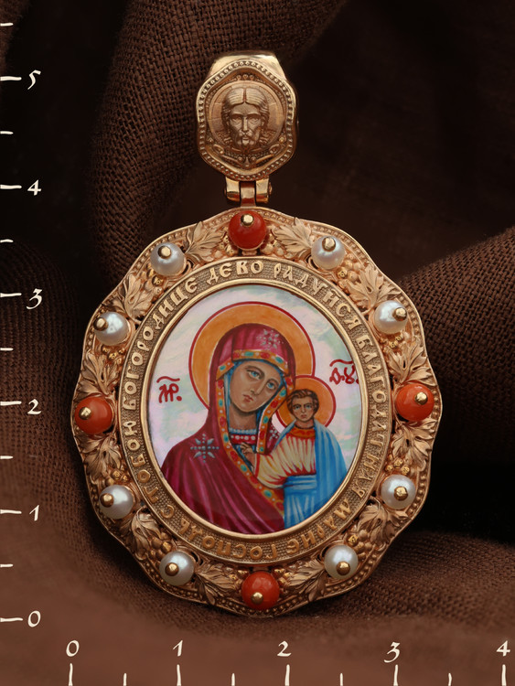 Нательная икона из красного золота 585 пробы c эмалью, жемчугом, кораллом и перламутром