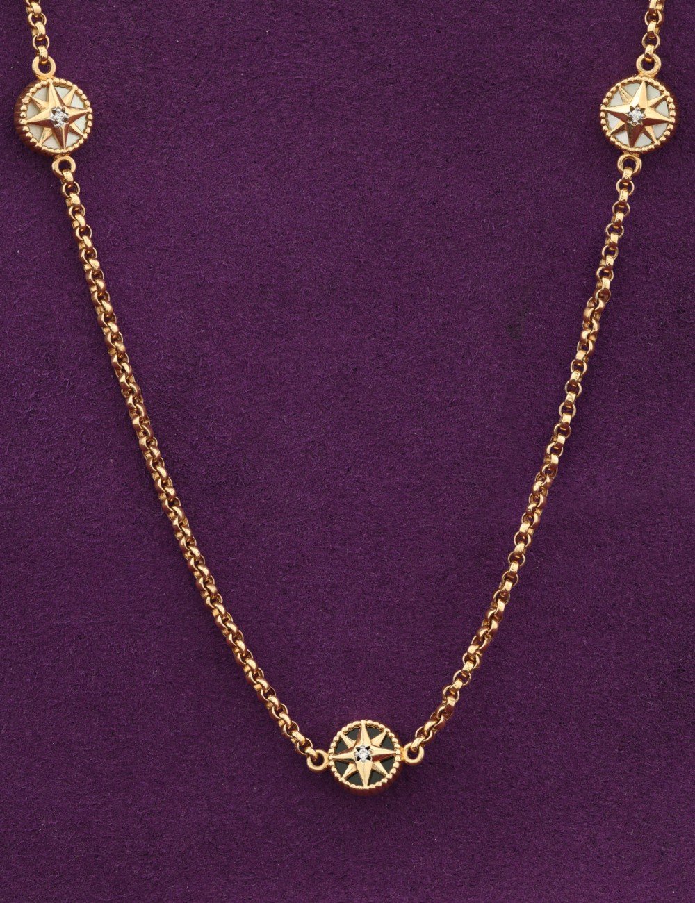 Колье из золота c бриллиантами, ониксом и перламутром