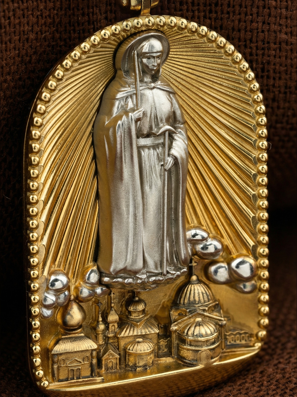 Нательная икона из лимонного золота 585 пробы c эмалью