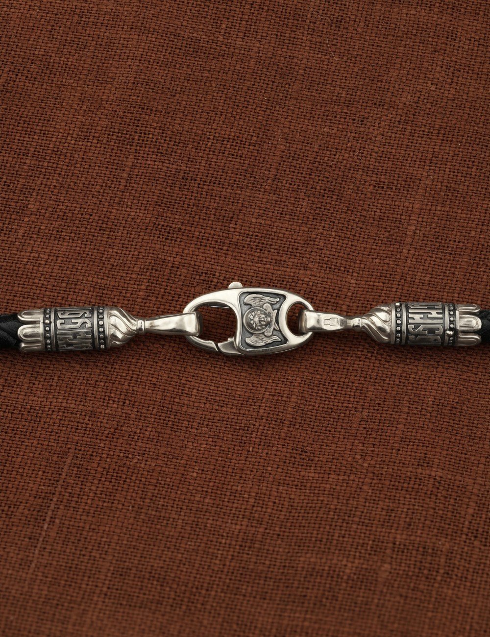 Гайтан из белого золота c кожаным шнурком