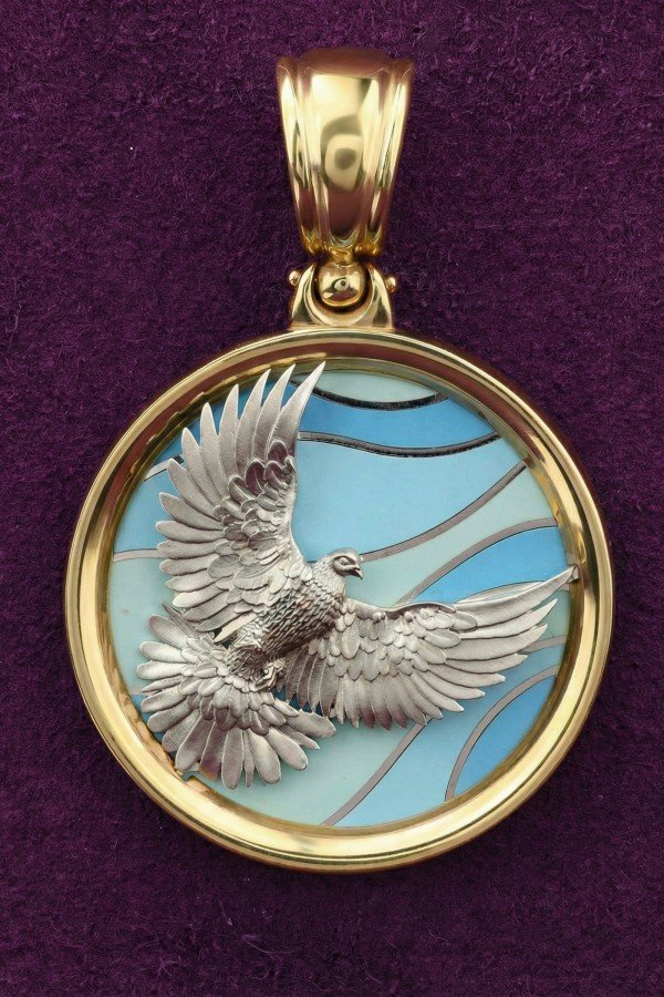 Подвеска из лимонного золота c эмалью