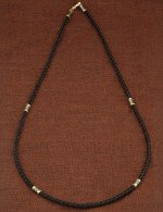 Шнурок шёлковый из зелёного золота c шёлковым шнурком