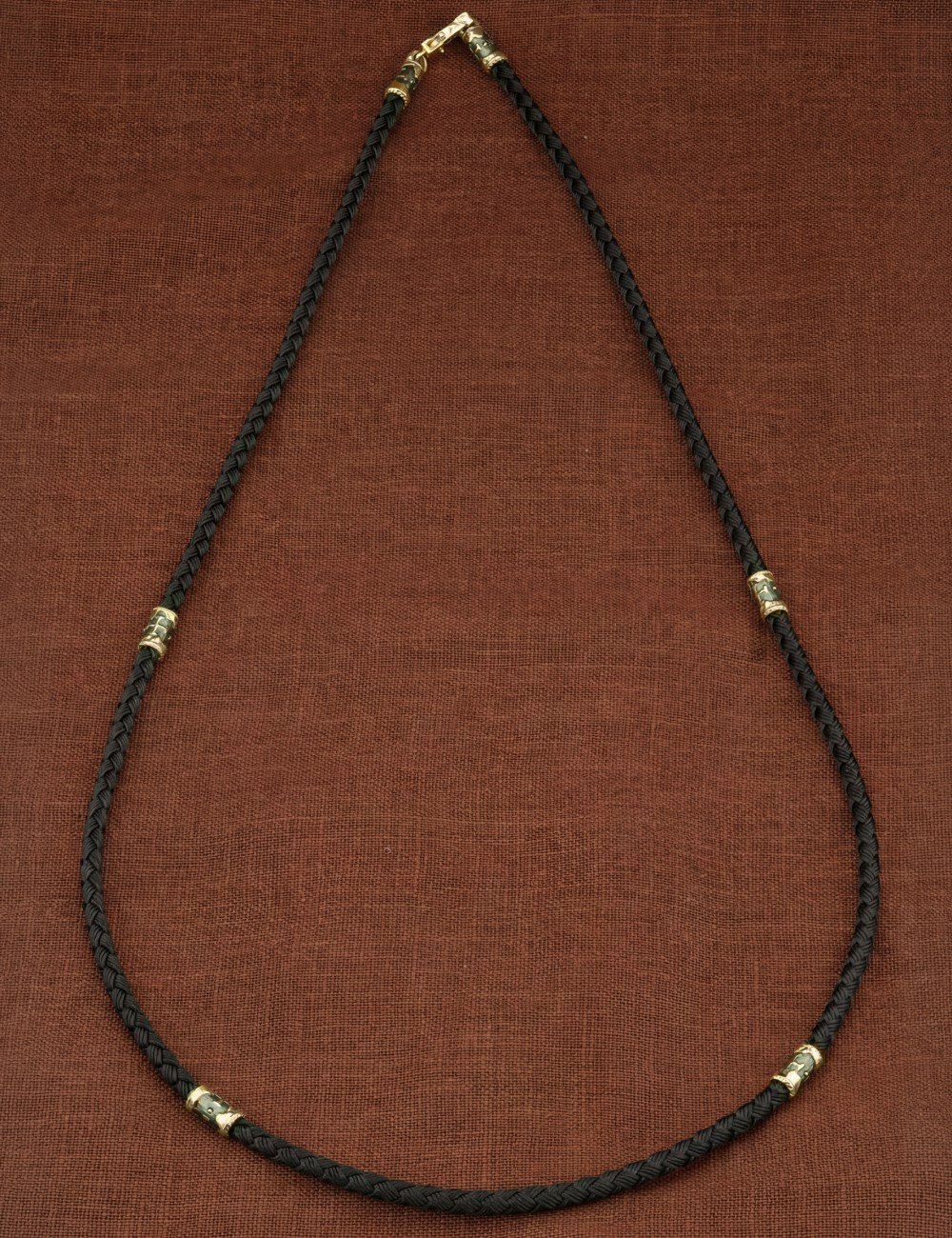 Шнурок шёлковый из зелёного золота c шёлковым шнурком