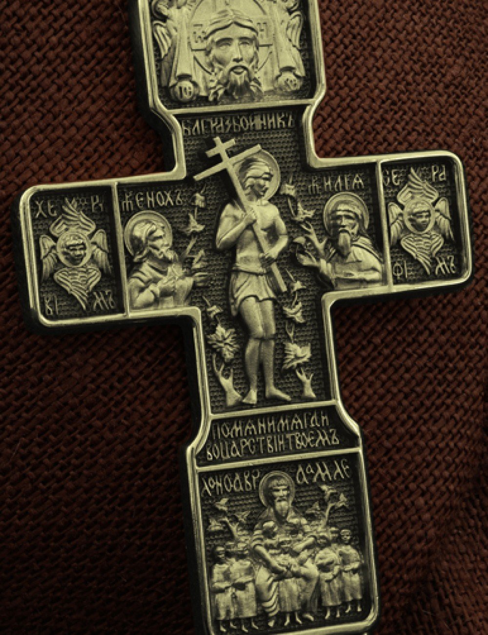 Крест из лимонного золота