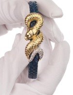 Браслет из лимонного золота c бриллиантами, изумрудом и кожаным шнурком