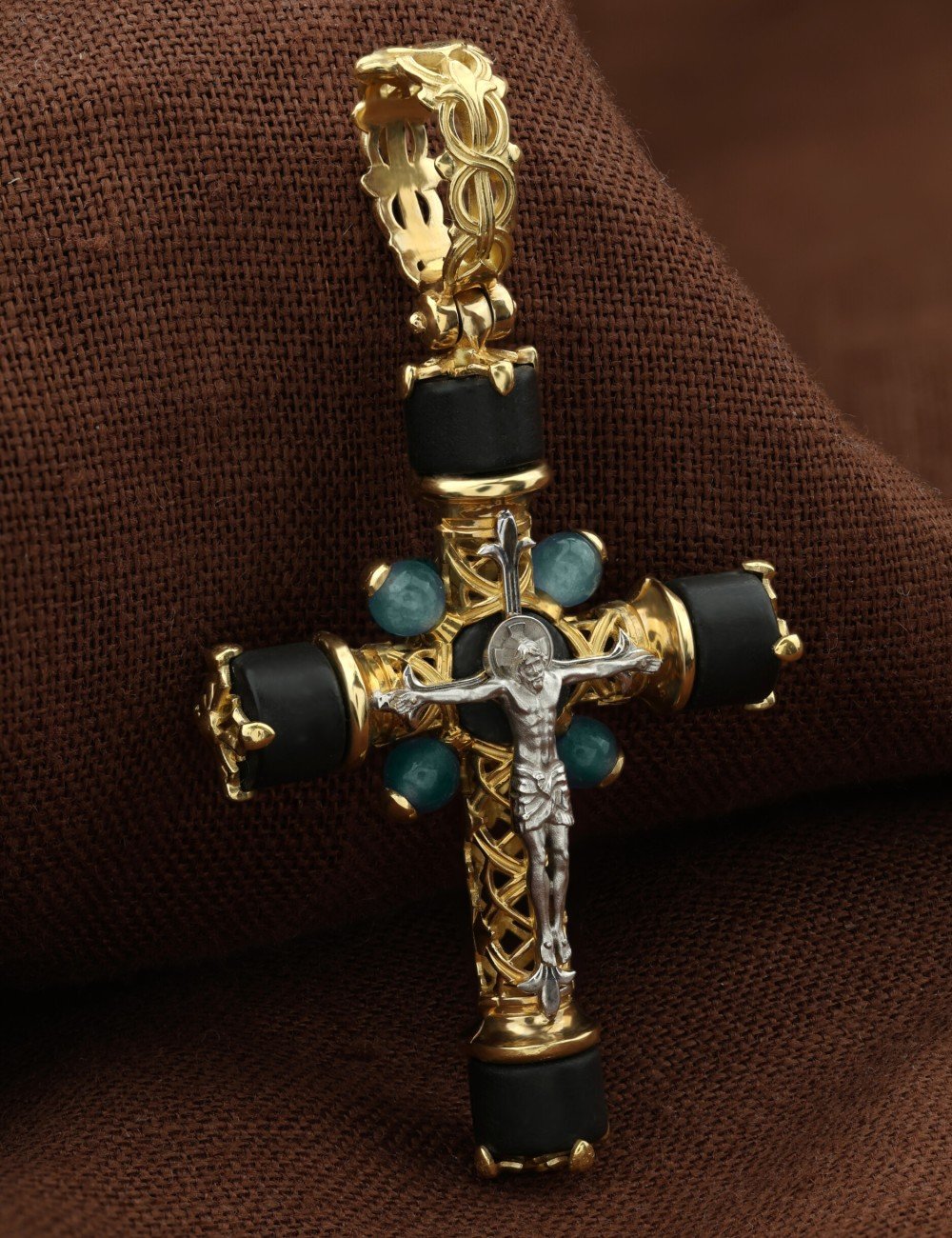 Крест из лимонного золота c ониксом и жадеитом