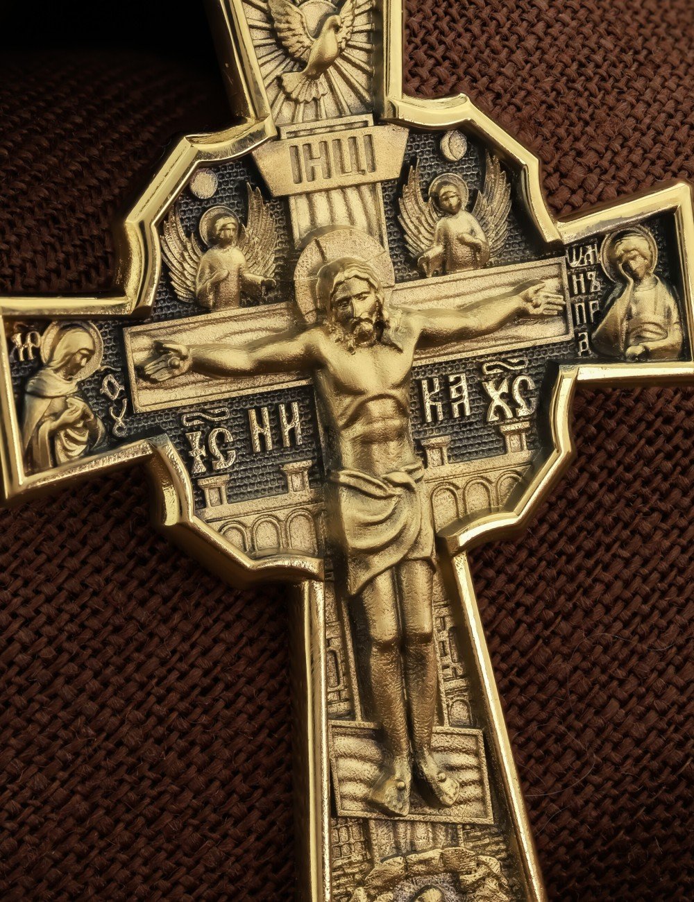 Крест из лимонного золота