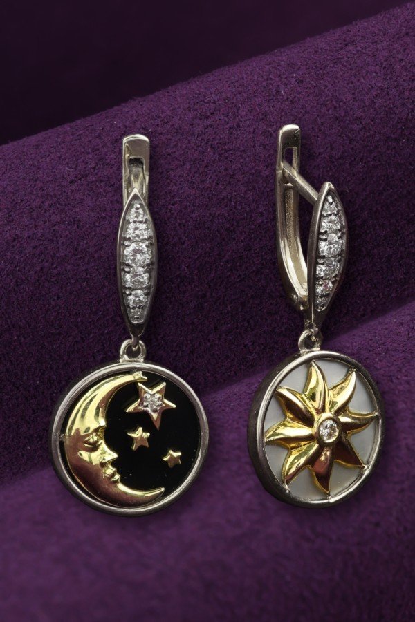 Серьги из белого золота c бриллиантами, ониксом и перламутром