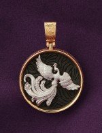 Подвеска из золота c эбеновым деревом