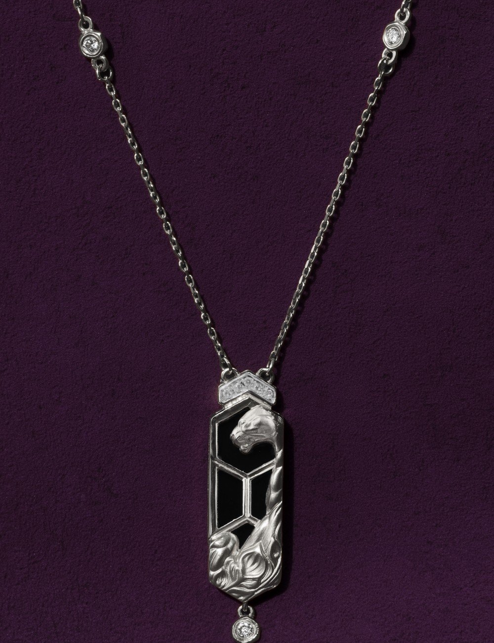 Колье из белого золота c бриллиантами и ониксом