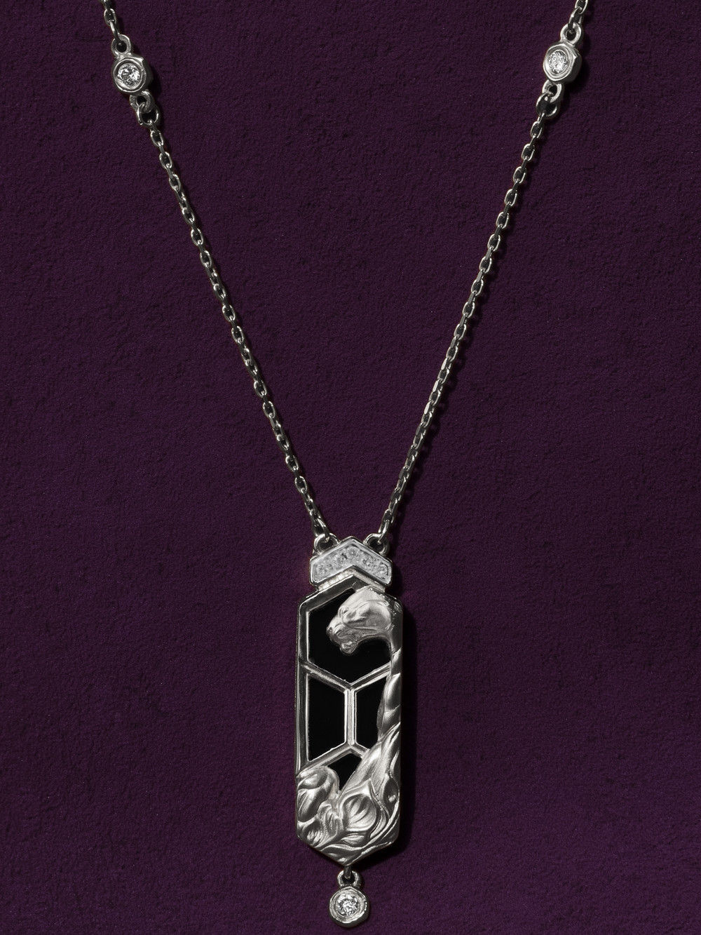 Колье из белого золота 585 пробы c бриллиантами и ониксом