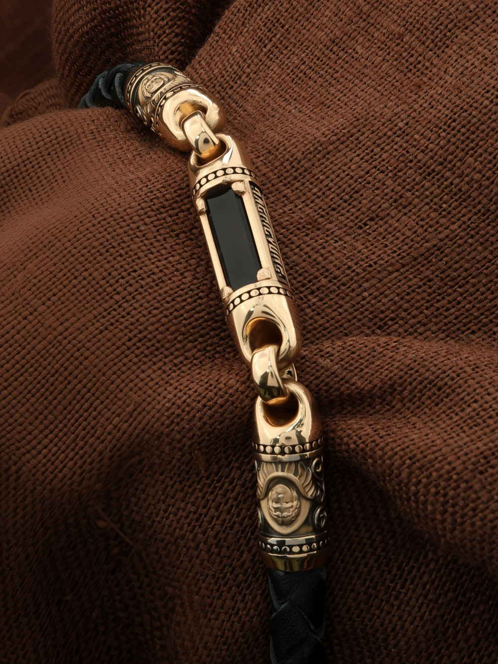 Браслет-шнурок из красного золота 585 пробы c кожаным шнурком и ониксом