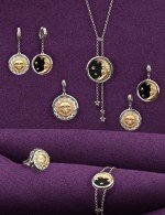 Колье из белого золота c ониксом и перламутром