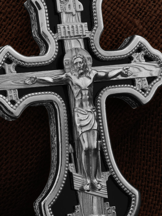 Крест из белого золота 585 пробы c ониксом