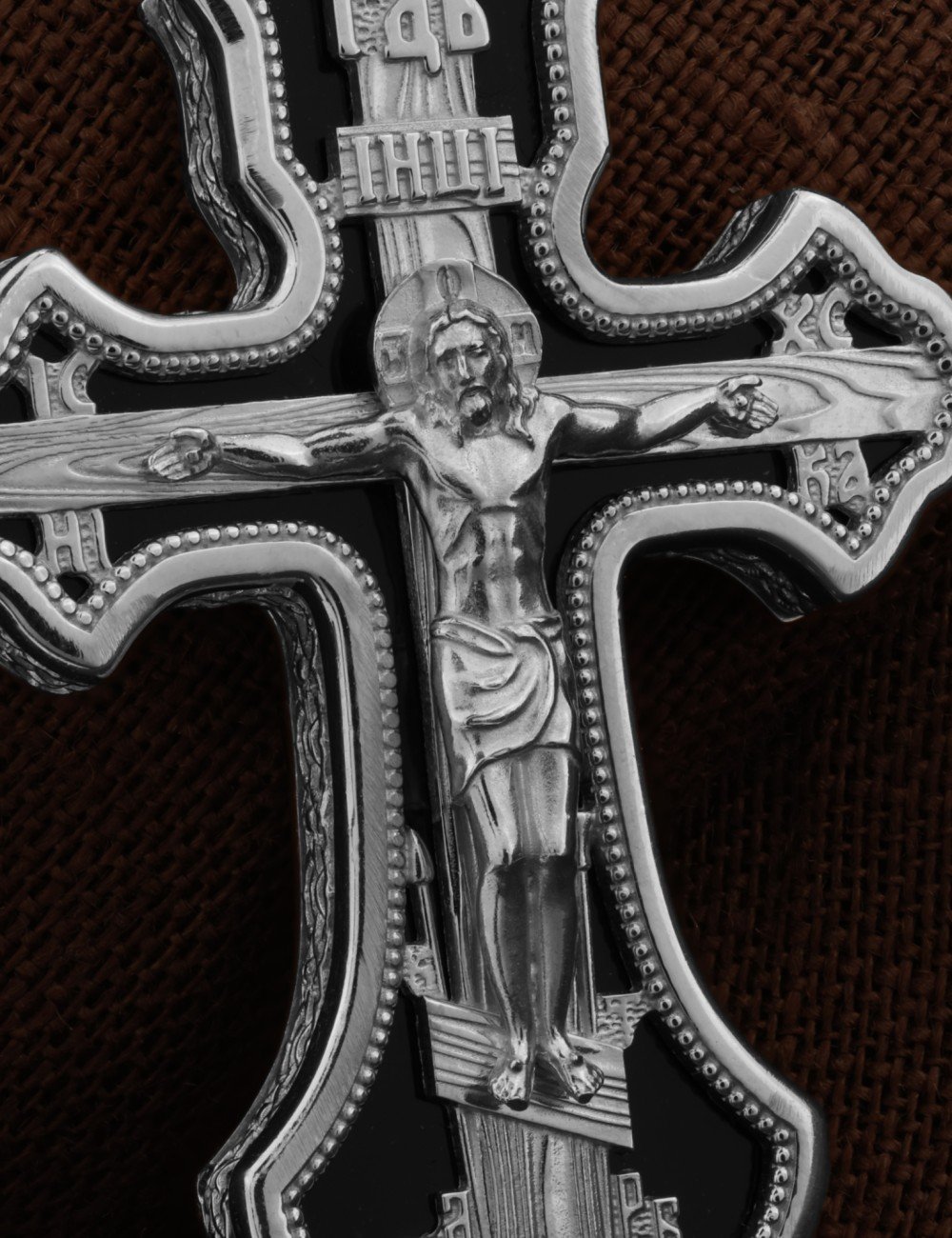 Крест из белого золота c ониксом