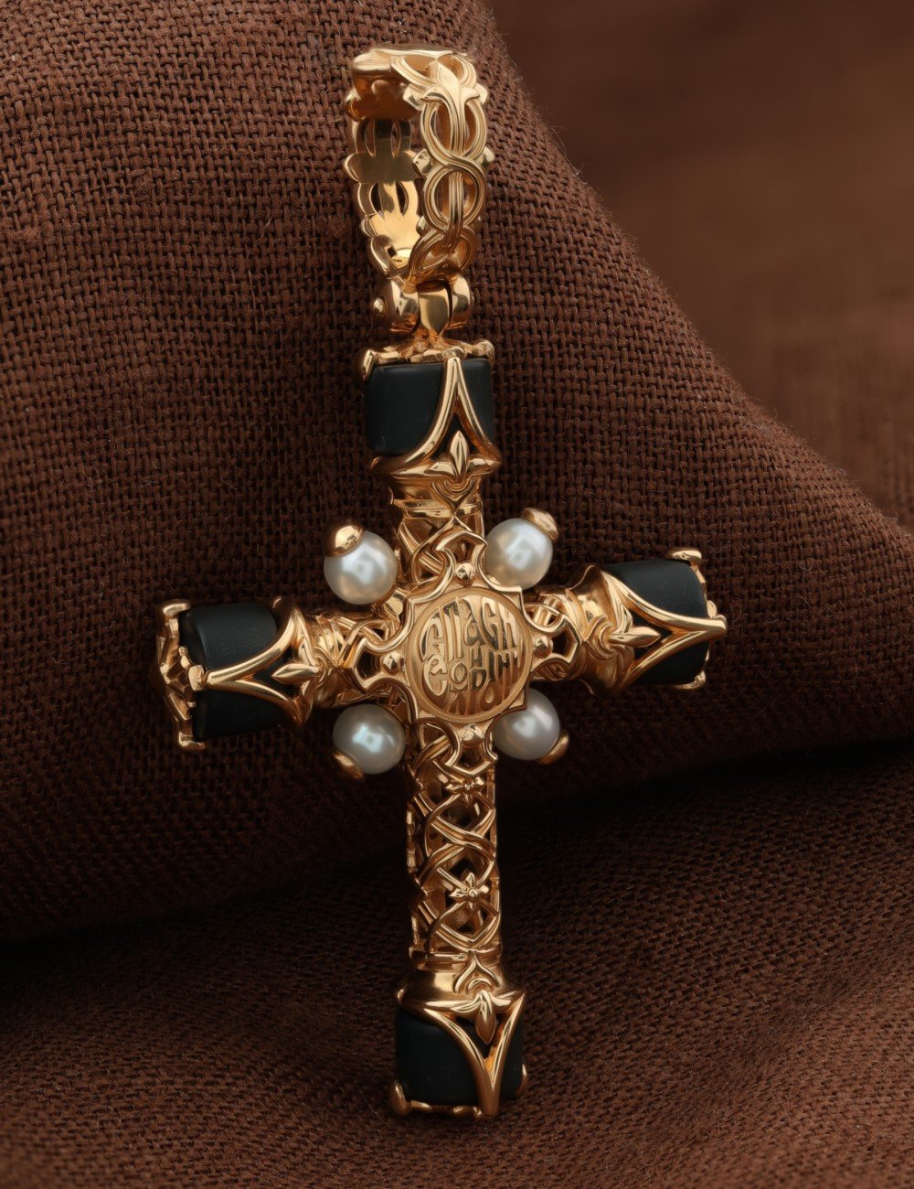 Крест из золота c жемчугом и ониксом