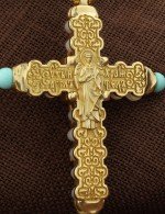 Крест из лимонного золота c бирюзой и кахолонгом