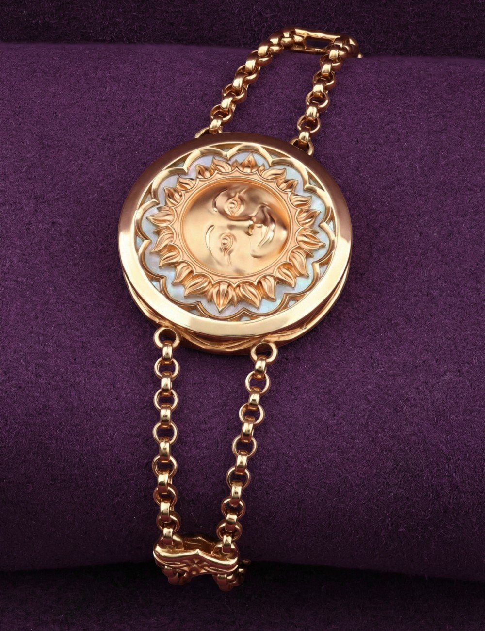 Браслет из золота c ониксом и перламутром