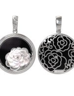 Подвеска из белого золота c ониксом и перламутром