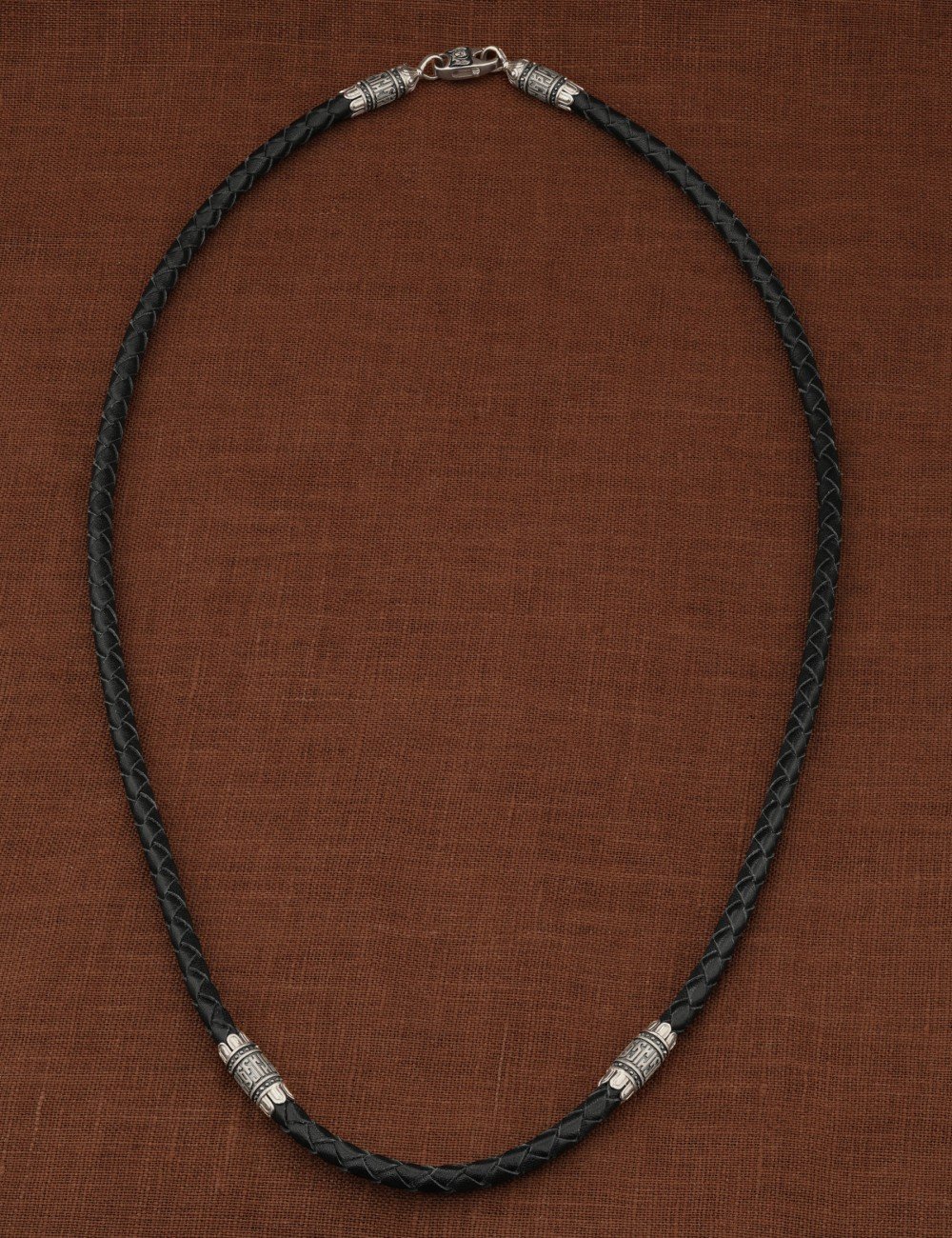 Гайтан из белого золота c кожаным шнурком