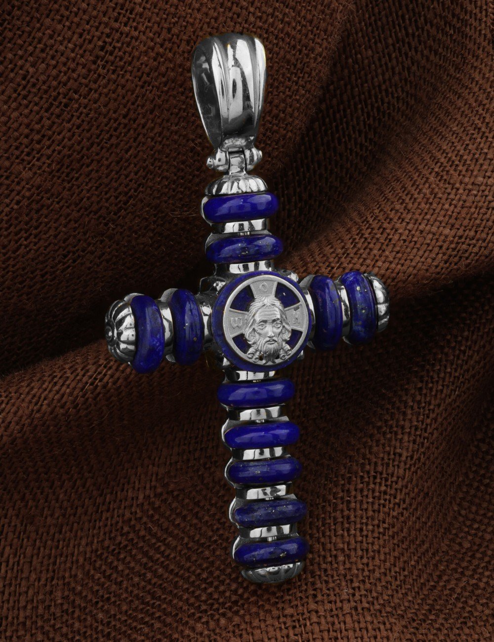 Крест из белого золота c лазуритом