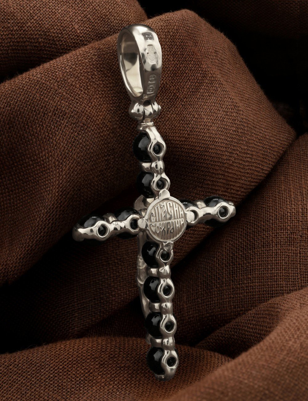 Крест из белого золота c ониксом