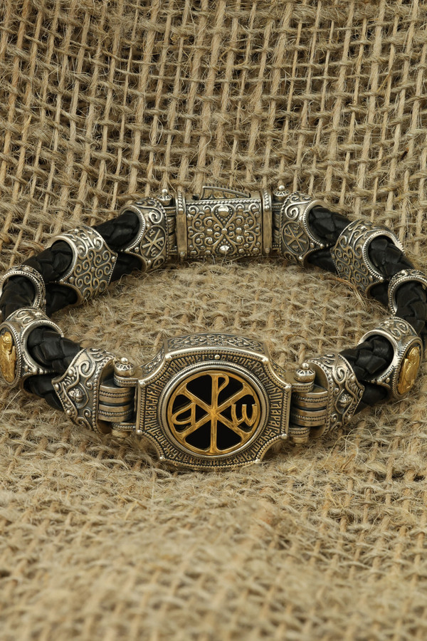 Браслет из серебра 925 пробы и золота 750 пробы c кожаным шнурком и ониксом