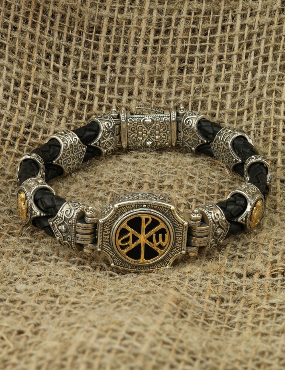 Браслет из серебра и золота c кожаным шнурком и ониксом