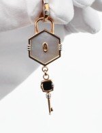 Подвеска из золота c ониксом и перламутром