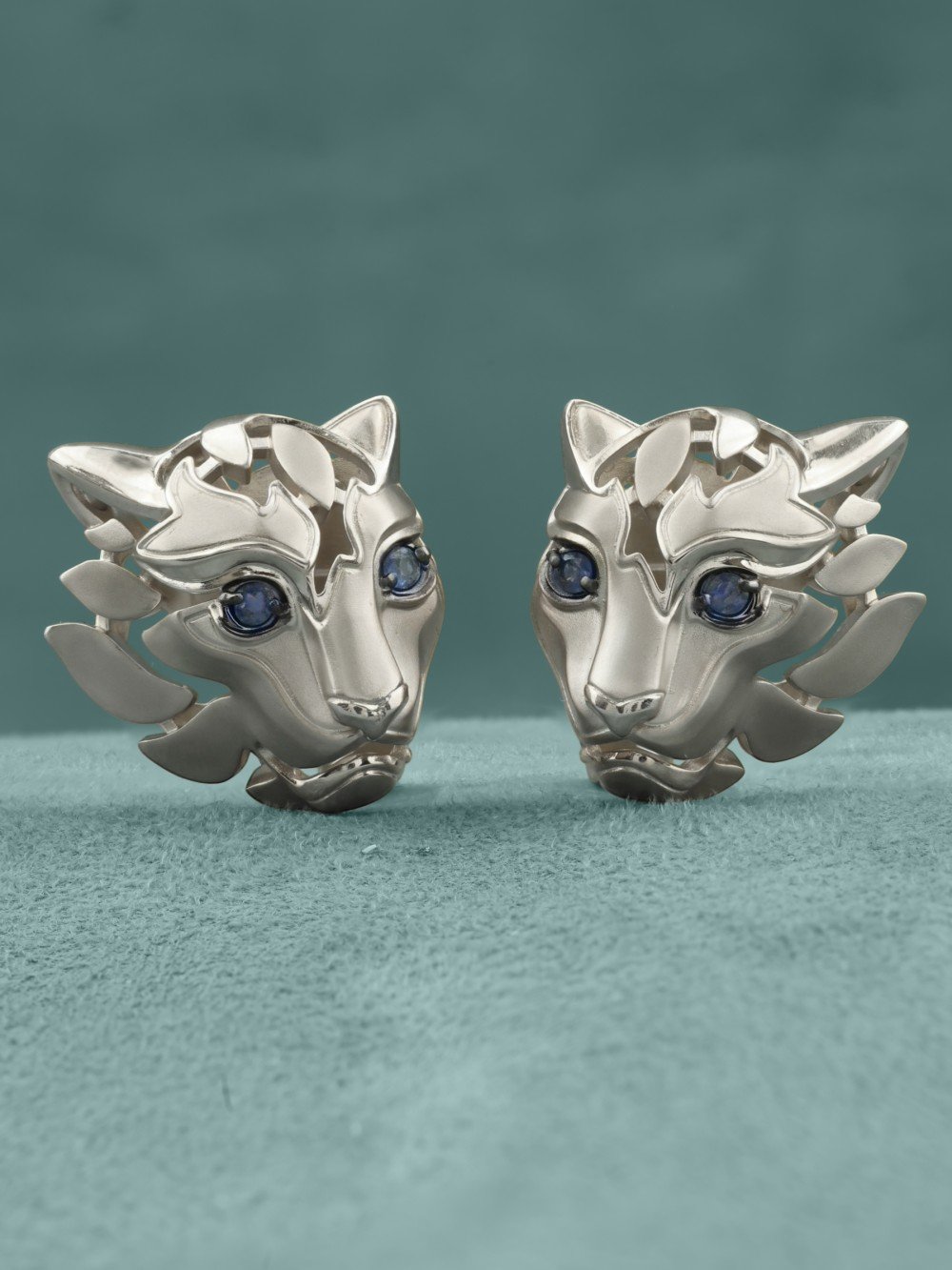 Серьги из белого золота c сапфиром