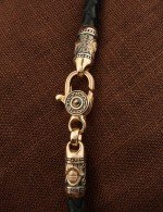 Гайтан из золота c кожаным шнурком и ониксом