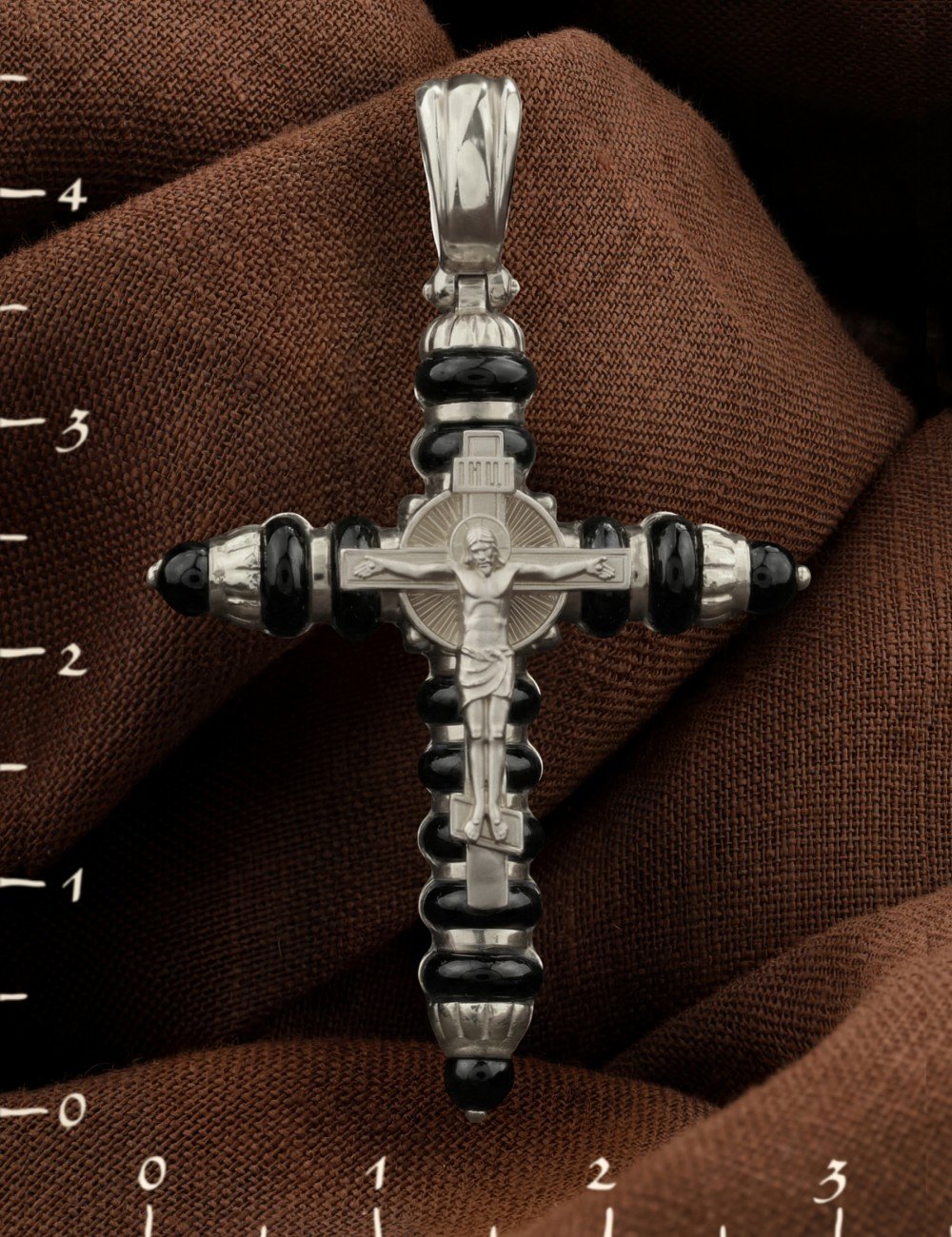 Крест из белого золота c ониксом