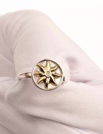 Кольцо из белого золота c бриллиантами и перламутром