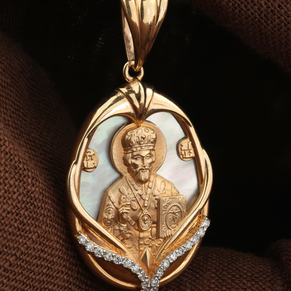 Нательная икона из красного золота 585 пробы c бриллиантами и перламутром