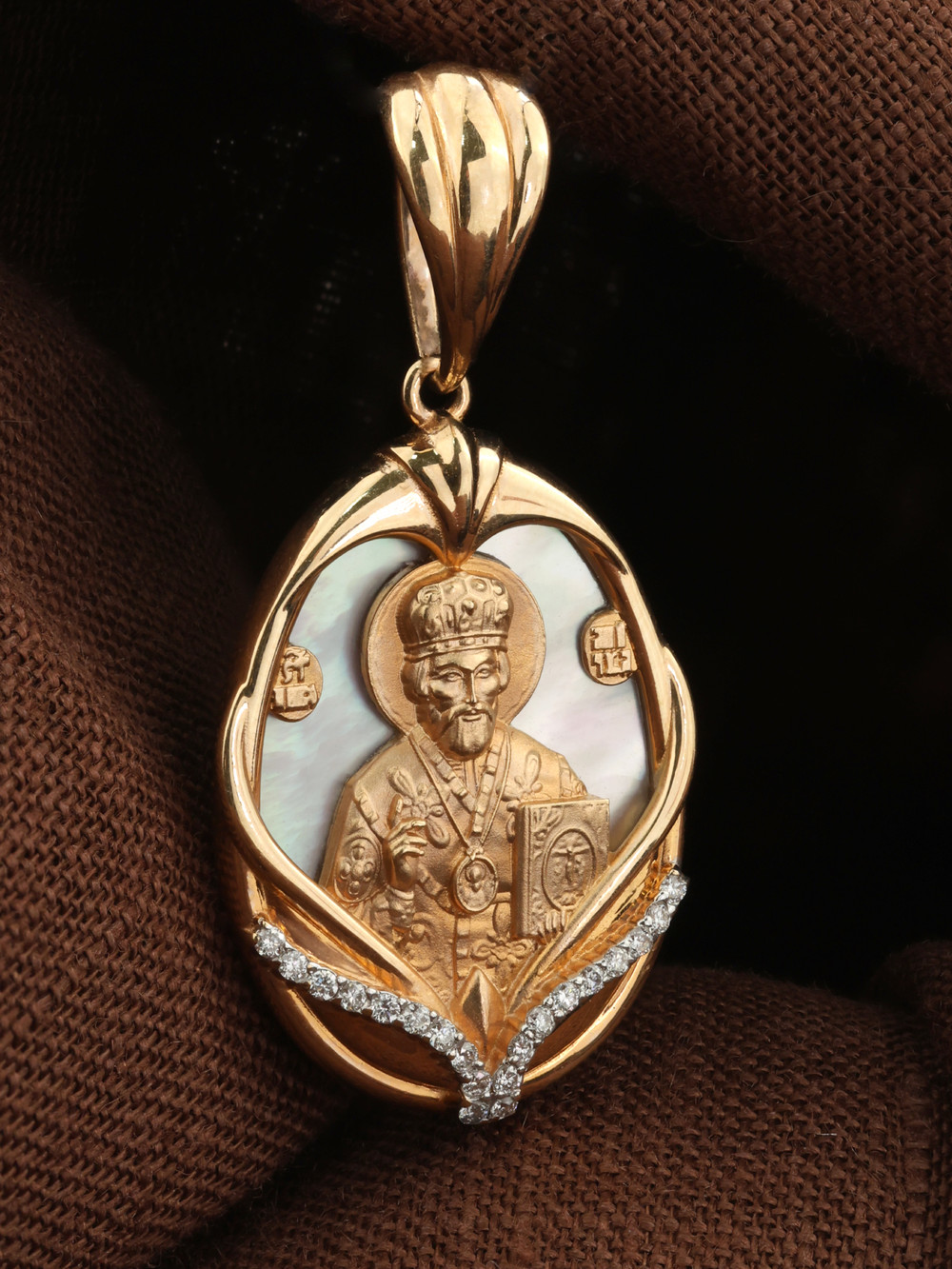 Нательная икона из красного золота 585 пробы c бриллиантами и перламутром