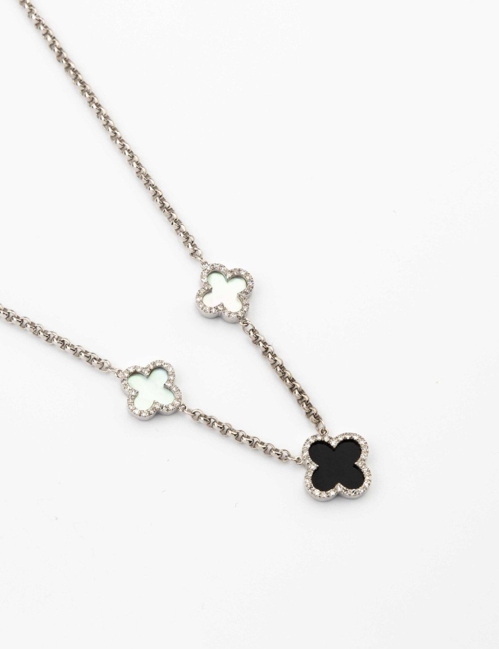 Колье из белого золота c бриллиантами, ониксом и перламутром