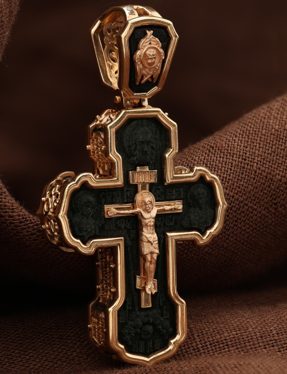 Крест из золота c эбеновым деревом