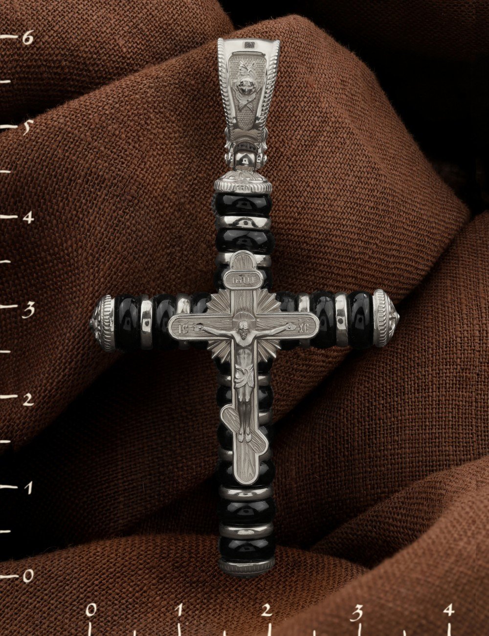 Крест из белого золота c ониксом